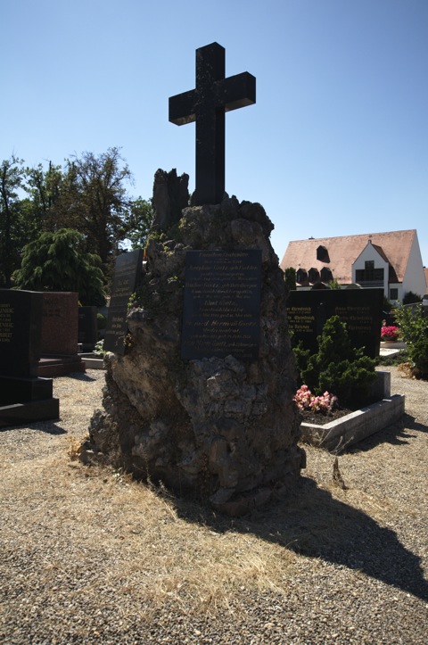 Bild: Auf dem Alten Friedhof von Aichach.