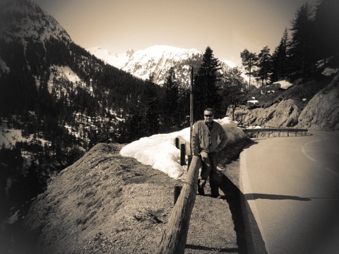 Bild: Fast wie ein Hofrat zu Zeiten der k. u. k. Monarchie unterwegs in den Alpen auf Inspektionsreise am Hahnentennjoch.