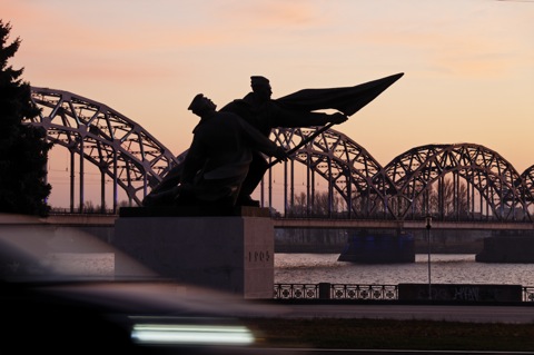 Bild: Denkmal zu Ehren der Revolutionäre des Jahres 1905 in Riga am Ufer der Daugava im Sonnenuntergang.