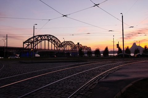 Bild: Eisenbahnbrücke über die Daugava in Riga.
