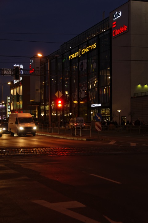 Bild: Modernes Kino am Hauptbahnhof von Riga.