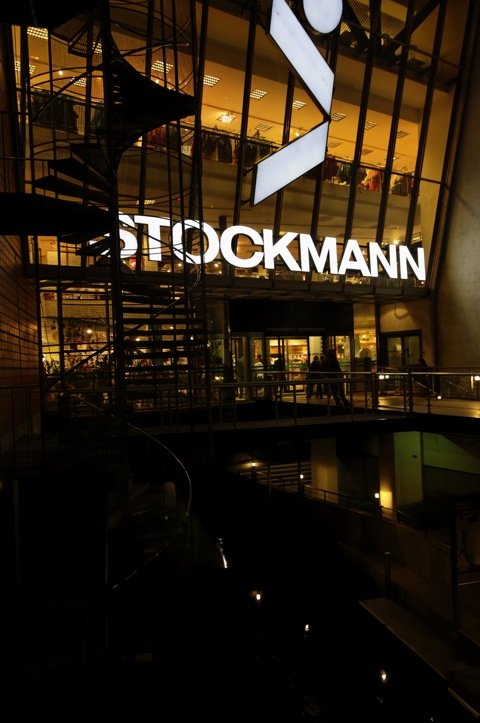 Bild: Das Kaufhaus STOCKMANN in Riga bietet eine gut sortierte Lebensmittelabteilung und internationale Mode - selbstverständlich zu internationalen Preisen.