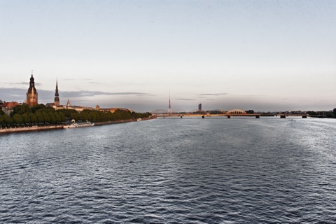 Bild: Zur Blauen Stunde unterwegs am rechten Ufer der Daugava in Riga. NIKON D700 mit AF-S NIKKOR 28-300 mm 1:3,5-5,6G ED VR ¦¦ ISO640 ¦ f/11 ¦ 1/80 s ¦ 0.00 EV ¦ FX 28 mm.