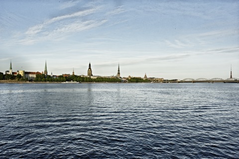 Bild: Blick auf die historische Altstadt von Rīga von vom linken Ufer der Daugava aus gesehen. NIKON D700 mit CARL ZEISS Distagon T* 2,8/25 ZF.