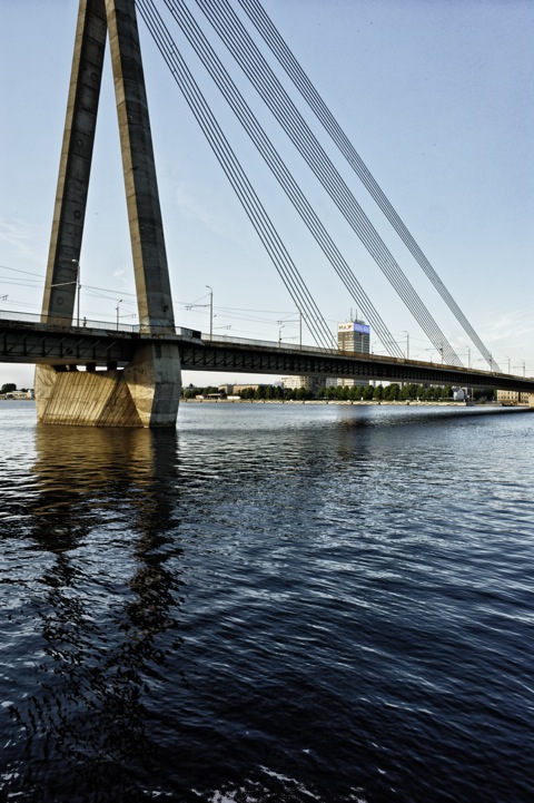 Bild: Vanšu Brücke und Samsung Hochhaus. NIKON D700 mit CARL ZEISS Distagon T* 2,8/25 ZF.