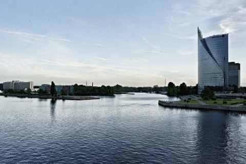 Bild: Das Swedbank Hochhaus auf dem linken Ufer der Daugava. NIKON D700 mit CARL ZEISS Distagon T* 2,8/25 ZF.