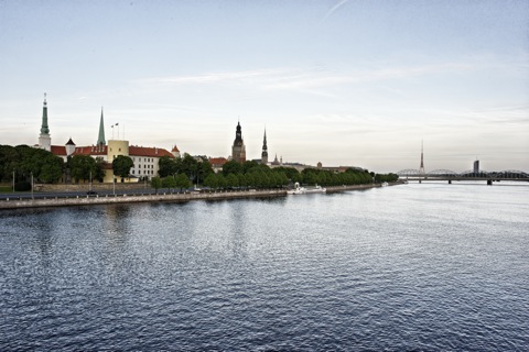 Bild: Blick auf die historische Altstadt von Rīga von von der Vanšu Brücke aus gesehen. NIKON D700 mit CARL ZEISS Distagon T* 2,8/25 ZF.