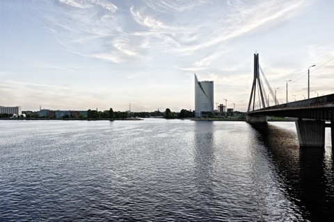 Bild: Das Swedbank Hochhaus auf dem linken Ufer der Daugava vom rechten Ufer aus gesehen. NIKON D700 mit CARL ZEISS Distagon T* 2,8/25 ZF.
