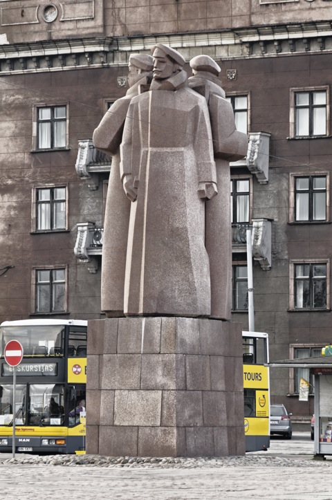 Bild: Denkmal der Lettischen Schützen - einer Elitetruppe des Ersten Weltkrieges - vor dem Okkupationsmuseum.