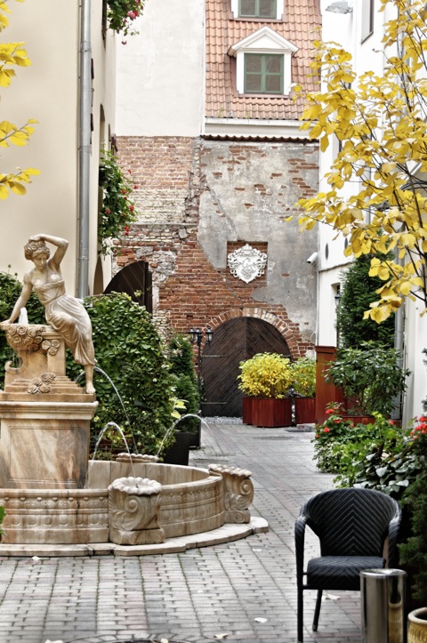 Bild: In einem romantischen Innenhof in der Altstadt von Riga.