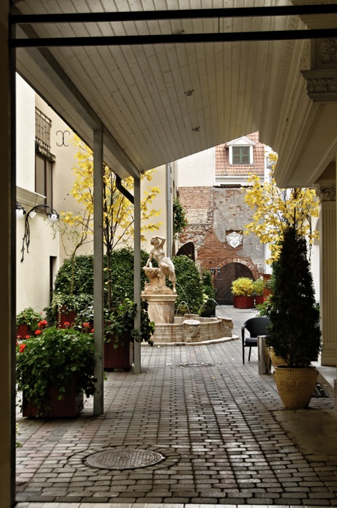 Bild: In einem romantischen Innenhof in der Altstadt von Riga.