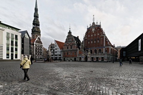 Bild: Dom und Schwarzhäupterhaus in Riga. Rechts das Befreiungsmuseum.