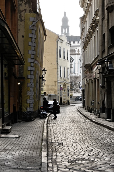 Bild: Nebenstraße am Livenplatz in Riga.