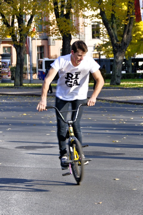 Bild: BMX Biker am Freiheitsdenkmal in Riga.