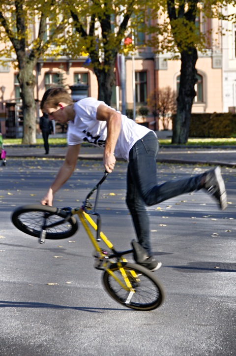 Bild: BMX Biker am Freiheitsdenkmal in Riga.