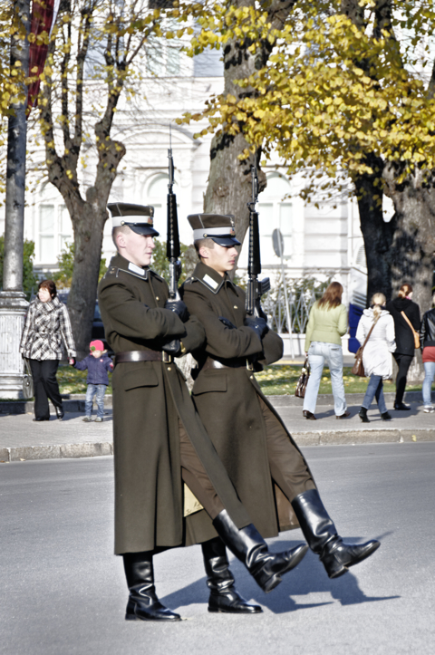Bild: Ehrenwache am Freiheitsdenkmal in Riga beim Exerzieren.