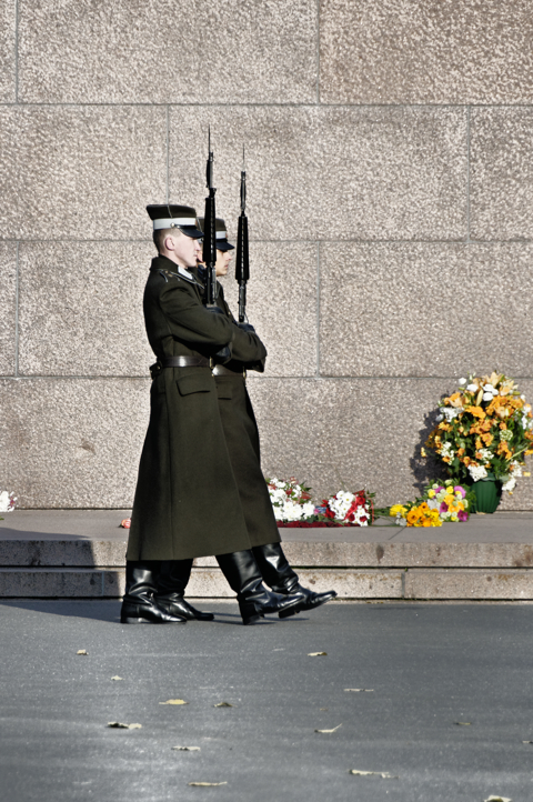 Bild: Ehrenwache am Freiheitsdenkmal in Riga beim Exerzieren.