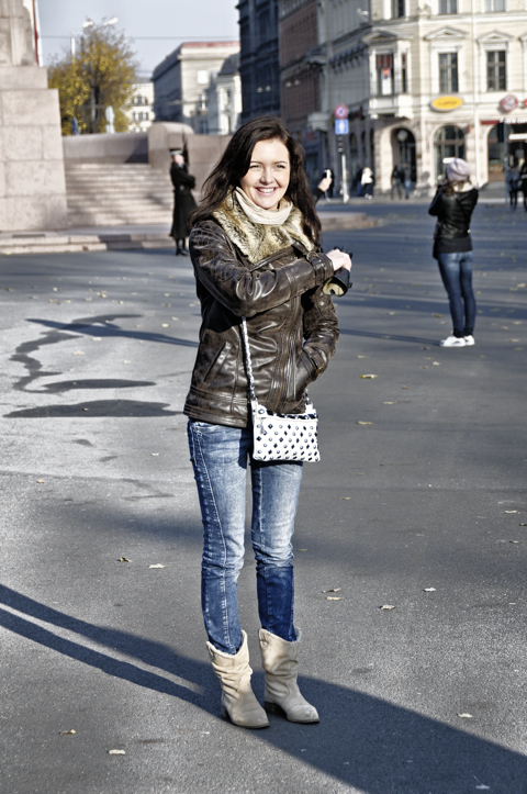 Bild: Junge Frau am Freiheitsdenkmal in Riga.