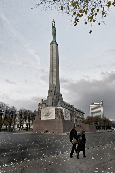Bild: Das Freiheitsdenkmal in Riga am Abend. Blick nach Nordosten.