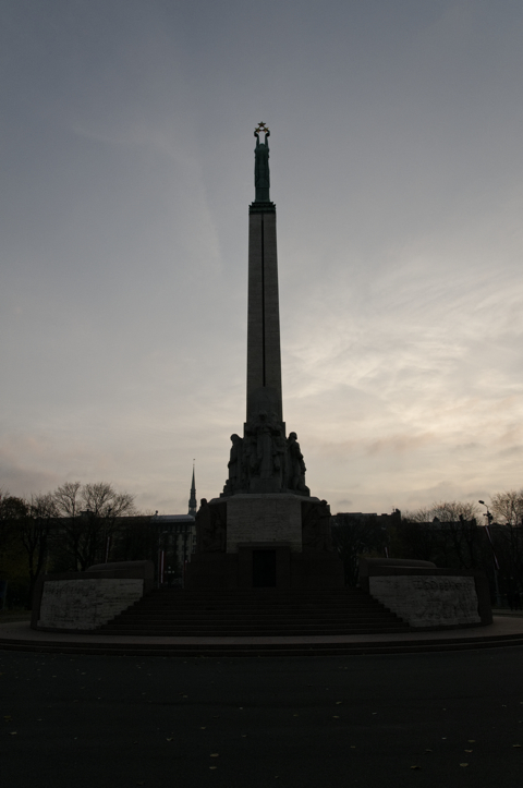 Bild: Das Freiheitsdenkmal in Riga am Abend. Blick nach Westen.