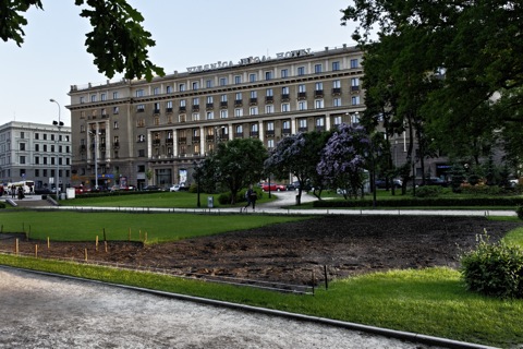 Bild: Das Hotel Riga vom Stadtkanal aus gesehen.