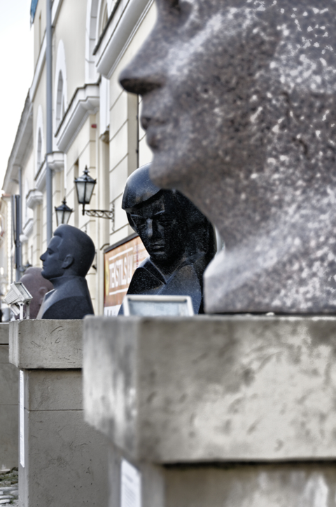 Bild: Moderne Kunst an den Jakobskasernen in der Torņa iela in Riga.