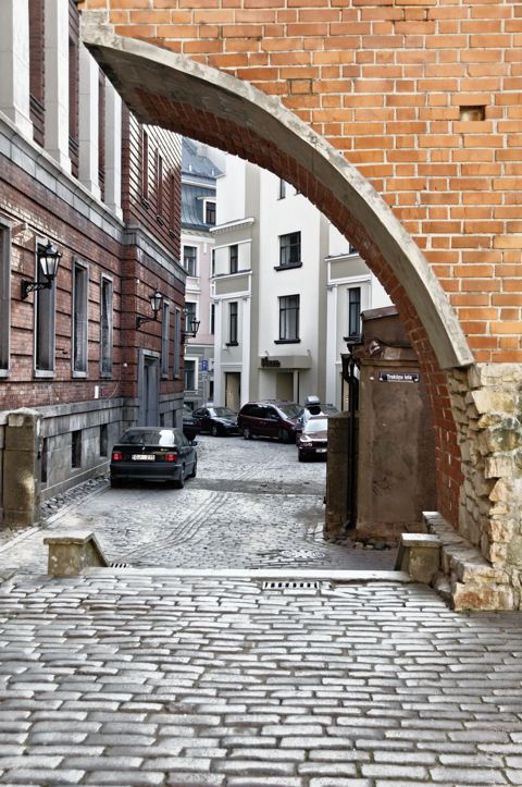 Bild: Blick durch die Stadtmauer von der Torņa iela an den Jakobskasernen in Riga in Richtung Altstadt.