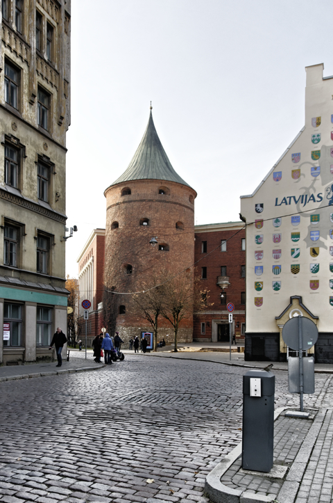 Bild: Das Ende der Jakobskaserne mit der Torņa iela und dem Pulverturm in Riga.