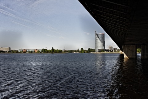Bild: Auf dem Weg aus der Alststadt von Riga nach Ķīpsala. Die Vanšu Brücke und das Hochhaus der Swedbank.