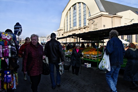 Bild: Unterwegs an und in den Markthallen von Riga.