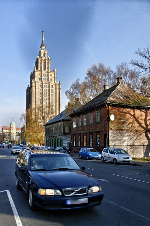 Bild: Unterwegs in der Moskauer Vorstadt von Riga. Im Hintergrund die AKADEMIE DER WISSENSCHAFTEN - mehr Stalinarchitektur geht nicht.