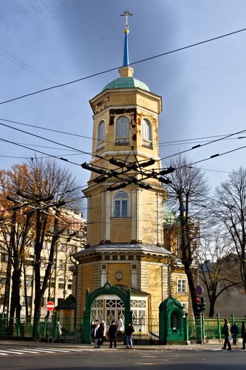 Bild: Auch an der Russisch Orthodoxen Kirche in der Moskauer Vorstadt von Riga ist die Zeit nicht spurlos vorübergegangen.