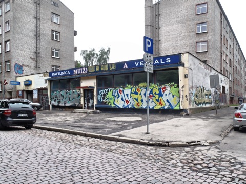 <br />Bild: An manchen Stellen ist der Verfall in Riga auch nahe der Altstadt nicht zu übersehen. OLYMPUS µTough-6020.