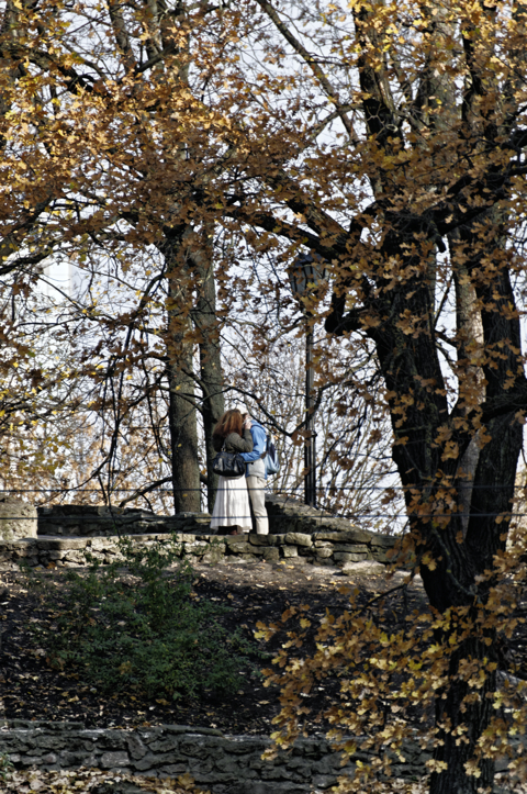 Bild: Liebende auf der Bastion im Park am Stadtkanal in Riga.