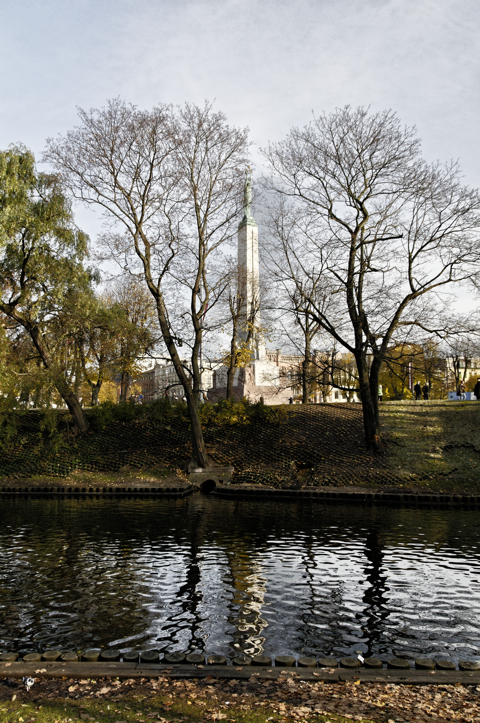 Bild: Das Nationaldenkmal in Riga fotografiert von Park am Stadtkanal.