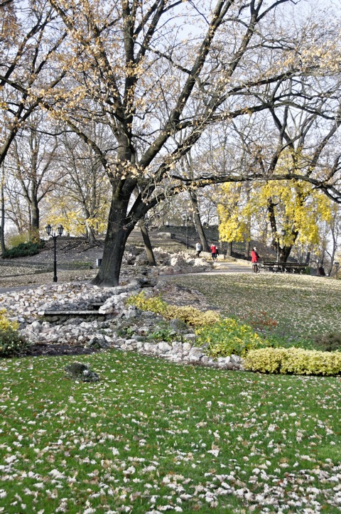 Bild: Künstlicher Bachlauf im Park am Stadtkanal in Riga.