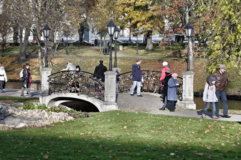 Bild: Spaziergänger im Park am Stadtkanal von Riga.