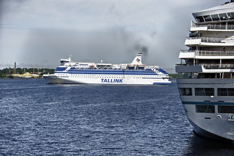 Bild: Einparkmanöver einer TALLINK Fähre in den Hafen von Riga. NIKON D700 mit AF-S NIKKOR 28-300 mm 1:3,5-5,6G ED VR ¦¦ ISO200 ¦ f/5.0 ¦ 1/1600 s ¦ FX 98 mm.