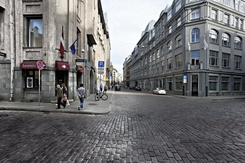 Bild: Unterwegs in der Altstadt von Riga. NIKON D700 mit CARL ZEISS Distagon T* 3,5/18 ZF.2 ¦¦ ISO200 ¦ f/16 ¦ 1/60 s ¦ FX 18 mm.