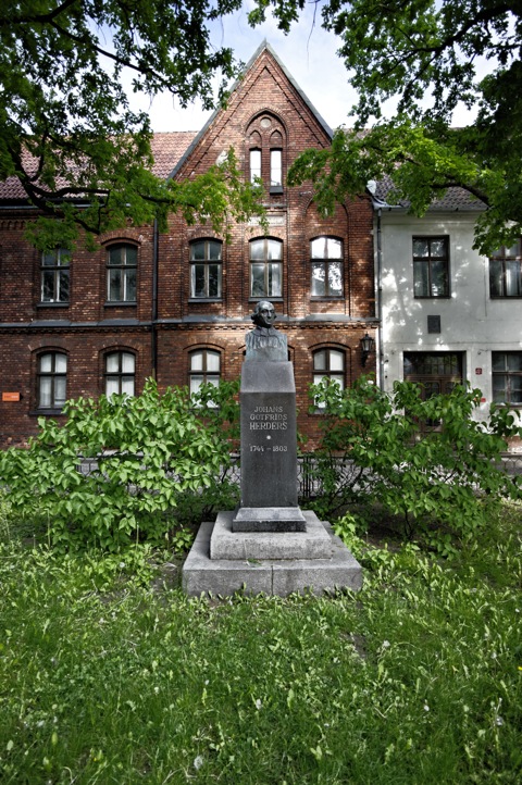 Bild: Das Denkmal zu Ehren von Johann Gottfried Herder am Dom zu Riga. NIKON D700 mit CARL ZEISS Distagon T* 3,5/18 ZF.2 ¦¦ ISO200 ¦ f/3.0 ¦ 1/200 s ¦ FX 18 mm.
