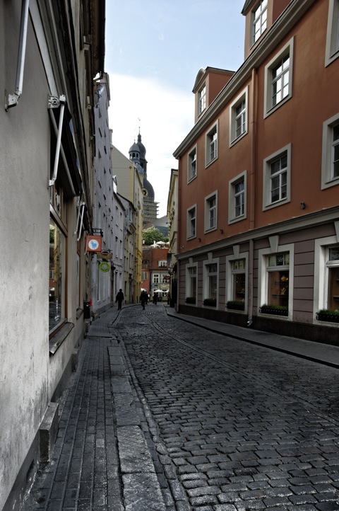 Bild: Blick auf den Dom zu Riga und das Haus zur Blauen Kuh. NIKON D700 mit CARL ZEISS Distagon T* 3,5/18 ZF.2 ¦¦ ISO200 ¦ f/16 ¦ 1/60 s ¦ -1.0 EV ¦ FX 18 mm.