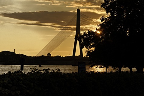 Bild: Sonnenuntergang an der Vanšu Brücke in Rīga. NIKON D700 mit AF-S NIKKOR 28-300 mm 1:3,5-5,6G ED VR ¦¦ ISO800 ¦ f/11 ¦ 1/2000 s ¦ -1.00 EV ¦ FX 62 mm.