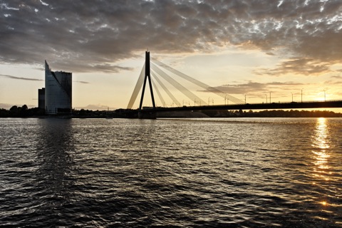 Bild: Sonnenuntergang an der Vanšu Brücke in Rīga. Blick auf das linke Ufer der Daugava. NIKON D700 mit AF-S NIKKOR 28-300 mm 1:3,5-5,6G ED VR ¦¦ ISO400 ¦ f/11 ¦ 1/200 s ¦ 0.00 EV ¦ FX 28 mm.
