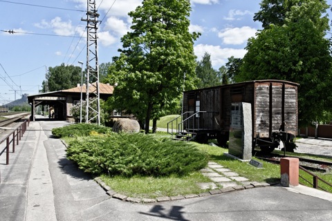 Bild: Unterwegs am geschichtsträchtigen Bahnhof des Rigaer Vorortes Torņakalns. NIKON D700 mit AF-S NIKKOR 28-300 mm 1:3,5-5,6G ED VR.