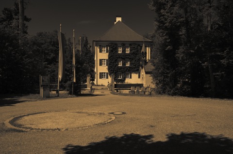Bild: Am Sisi-Schloss in Unterwittelsbach bei Aichach.