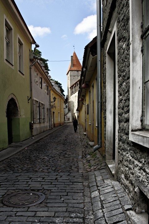Bild: Stadtmauer an der Aia Straße in Tallinn. NIKON D700 mit AF-S NIKKOR 28-300 mm 1:3,5-5,6G ED VR ¦¦ ISO200 ¦ f/9 ¦ 1/100 s ¦ FX 28 mm.