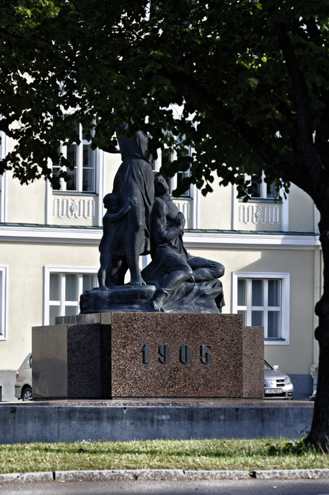 Bild: Denkmal zur Erinnerung an die bürgerliche Revolution in Estland in der Altstadt von Tallinn. NIKON D700 mit AF-S NIKKOR 28-300 mm 1:3,5-5,6G ED VR ¦¦ ISO200 ¦ f/9 ¦ 1/200 s ¦ FX 210 mm.