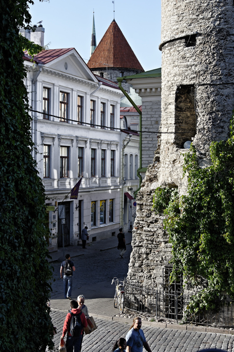 Bild: Blick auf die Vana Viru in der Altstadt von Tallinn. NIKON D700 mit AF-S NIKKOR 28-300 mm 1:3,5-5,6G ED VR ¦¦ ISO200 ¦ f/4 ¦ 1/200 s ¦ FX 62 mm.
