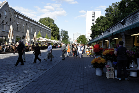 Bild: Blumenmarkt in der Altstadt von Tallinn. NIKON D700 mit AF-S NIKKOR 28-300 mm 1:3,5-5,6G ED VR ¦¦ ISO200 ¦ f/9 ¦ 1/160 s ¦ FX 28 mm.