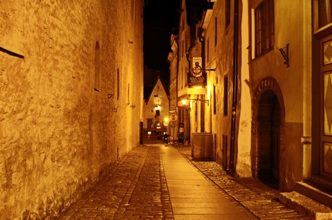 Bild: Die Unterstadt von Tallinn bei Nacht mit NIKON D300s und Objektiv CARL ZEISS Distagon T* 2,8/25 ZF sowie Stativ Manfrotto 190CXPRO4 Carbon Stativ mit 3-Wege-Kopf 804RC2.